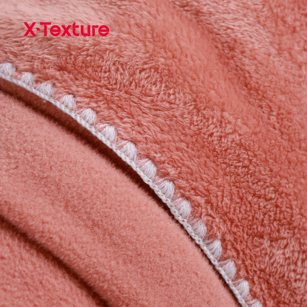Nahaufnahme eines zweifach beschichteten Fleece-Gewebes in Staubrosa mit einer weichen, flanellartigen Oberfläche.