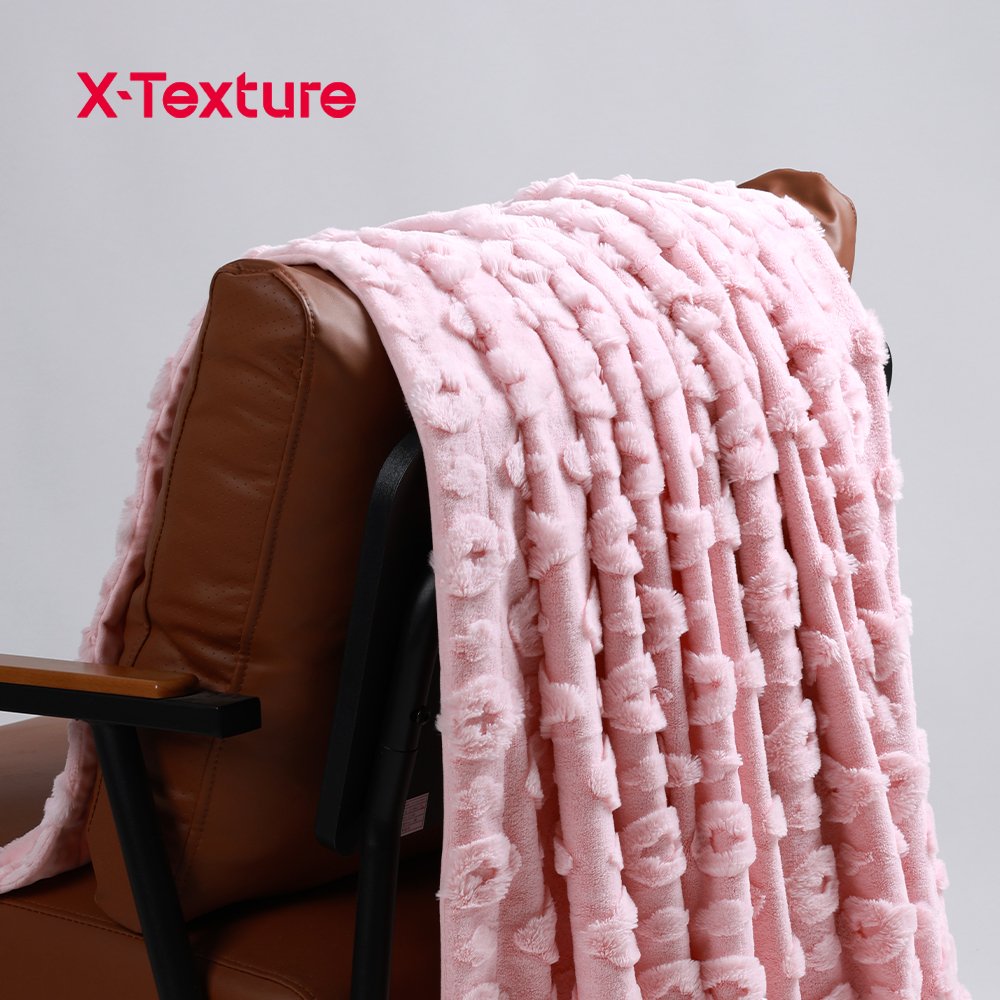 Açık pembe çizgili kabartmalı mercan polar kumaş, sandalyenin üzerine serilmiş halde.